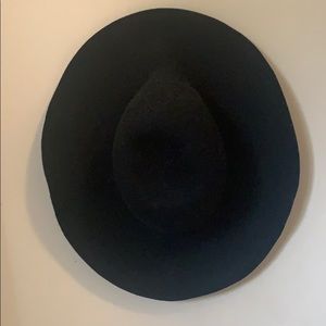 Black floppy hat!